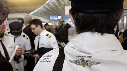 Un pilote porte un t-shirt avec l'inscription "commandant de bord &eacute;puis&eacute;", lors d'une manifestation de personnels navigants, &agrave; l'a&eacute;roport de&nbsp;Roissy, pr&egrave;s de Paris, le 22 janvier 2013. (JACQUES DEMARTHON / AFP)