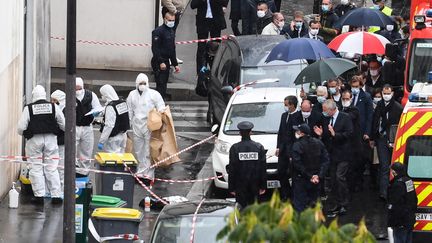 Jean Castex et Gérald Darmanin se rendent sur les lieux de l'attaque au couteau devant les anciens locaux de Charlie Hebdo, rue Nicolas Appert, à Paris, le 25 septembre 2020. (ALAIN JOCARD / AFP)