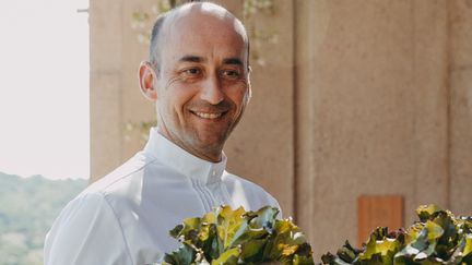 Le chef Vincent Maillard, bourguignon d'origine et ancien poulain de Ducasse, s'installe sur la Côte d'Azur, à La-Croix-Valmer. (LILY OF THE VALLEY / NOVEMBER STUDIO)