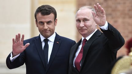 Vladimir Poutine et Emmanuel Macron lors de leur rencontre à Versailles, le 29 mai 2017.&nbsp; (STEPHANE DE SAKUTIN / AFP)