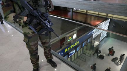 Un soldat patrouille dans l'aéroport Charles de Gaulle à Roissy, le 23 mars 2016. (PHILIPPE WOJAZER / REUTERS)