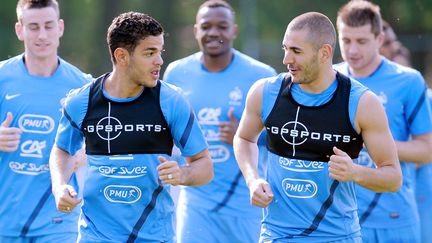 Hatem Ben Arfa (&agrave; gauche), et Karim Benzema &agrave; l'entrainement avec leurs vestes &eacute;quip&eacute;es de balises GPS, le 24 mai 2012 &agrave;&nbsp;Clairefontaine-en-Yvelines (France). (FRANCK FIFE / AFP)