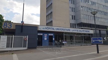 L'entrée de l'hôpital de la Pitié Salpêtrière à Paris, pendant l'épidémie de coronavirus (Covid-19), 24 avril 2020. (RÉMI BRANCATO / FRANCE-INTER)