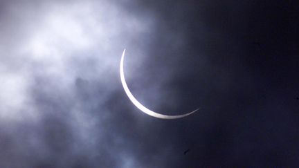 Le soleil et la lune lors de l'&eacute;clipse solaire totale du 11 ao&ucirc;t 1999, en France. (GERARD CERLES / AFP)