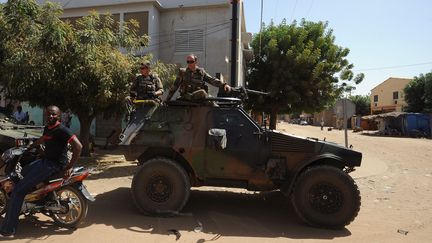 Des militaires fran&ccedil;ais patrouillant dans Gao (Mali), le 4 f&eacute;vrier 2013. (SIA KAMBOU / AFP)