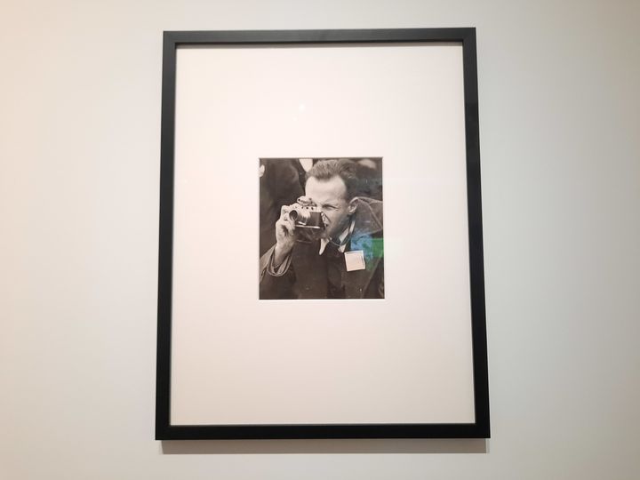 Henri Cartier Bresson photographié dans les années 1930 par un anonyme. (ANNE CHEPEAU / RADIO FRANCE)