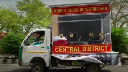 Coronavirus : en Inde, des laboratoires mobiles dépistent les habitants de New Delhi