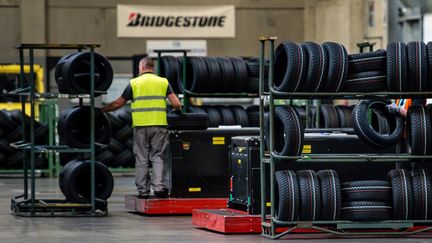 Un salarié de Bridgestone travaille dans l'usine de Béthune (Nord), le 13 octobre 2016. (MAXPPP)