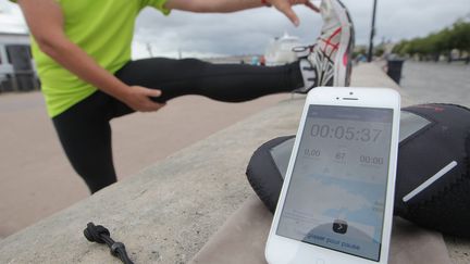 Une application santé pour smartphone, le 15 août 2015 à Bordeaux. (COTTEREAU FABIEN / MAXPPP)