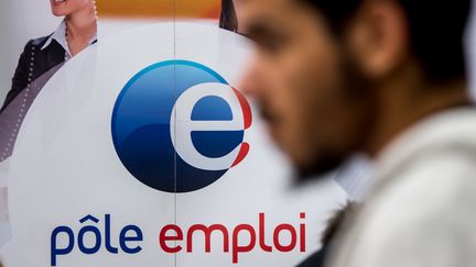 Un jeune homme à Pôle emploi à Villeneuve-d'Ascq (Nord). Photo d'illustration. (PHILIPPE HUGUEN / AFP)