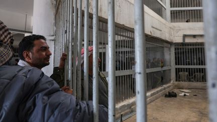 Des personnes cherchent des survivants dans la prison de Saydnaya, près de Damas (Syrie), le 9 décembre 2024. (MOHAMMED AL-RIFAI / AFP)