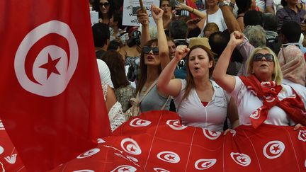 Une manifestation le 13 août 2018 à Tunis pour demander l'équalité femmes-hommes en terme de droits de succession.&nbsp; (FETHI BELAID / AFP)