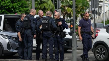 Des forces de l'ordre sont en poste à Fort-de-France, en Martinique, le 24 septembre 2024. (ED JONES / AFP)