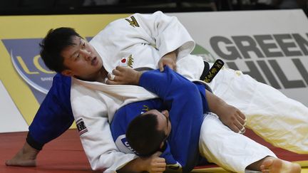 Hisayoshi Harasawa immobilise le Brésilien Favid Moura en finale du Grand Chelem de Paris, le 18 octobre 2015. (DOMINIQUE FAGET / AFP)