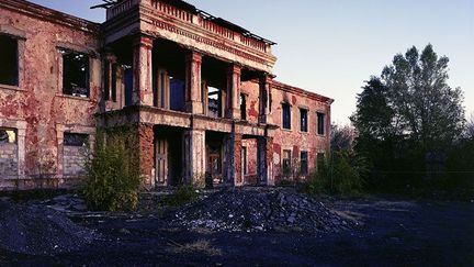 Entre 2005 et 2009, ils décident de traverser l’Atlantique pour se rendre plusieurs fois à Detroit, l’ex-capitale de l’automobile aux Etats-Unis. Ils réalisent alors leur série «Ruins of Detroit», qui a débouché sur un livre publiée aux éditions Steidl en 2010. La critique unanime leur a apporté une reconnaissance mondiale. (Yves Marchand/Romain Meffre – Polka galerie)