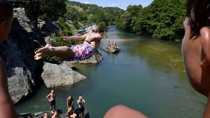 Matka (Mac&eacute;doine), 37&deg;C, le 1er juillet 2012. De jeunes Mac&eacute;doniens tentent d'&eacute;chapper &agrave; la chaleur &eacute;crasante en plongeant dans la Treska. (BORIS GRDANOSKI / AP / SIPA)