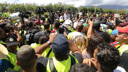 La ministre des Outre-mer, Annick Girardin,&nbsp;au milieu des "gilets jaunes" le 28 novembre 2018 sur l'île de La Réunion. (RICHARD BOUHET / AFP)