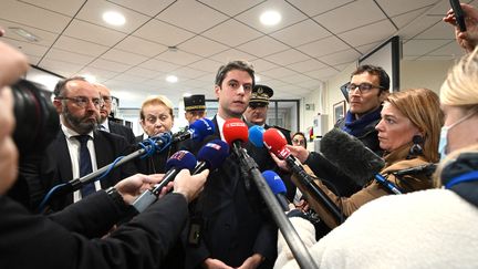 Gabriel Attal, ministre des Comptes publics, lors d'un point-presse suivant l'annonce de la mort d'un agent du fisc, à Bullecourt (Pas-de-Calais), le 22 novembre 2022.&nbsp; (FRANCOIS LO PRESTI / AFP)