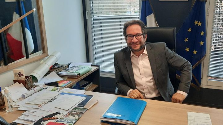 Le maire de Magny-les-Hameaux, Bertrand Houillon. (SANDRINE ETOA-ANDEGUE / RADIO FRANCE)