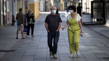 Des piétons avec des masques dans la rue à Sceaux (Hauts-de-Seine), le 8 avril 2020.&nbsp;&nbsp; (THOMAS COEX / AFP)