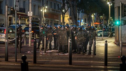 Des policiers dans les rues de Marseille lors des éméutes de la nuit du 30 juin. (STEPHANE FERRER / HANS LUCAS)