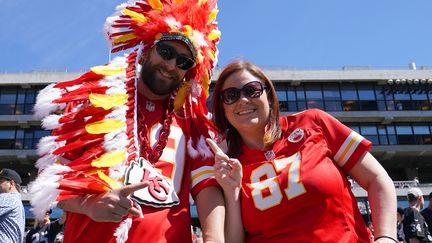 Les supporters des Kansas City Chiefs avec la traditionnelle coiffe indienne (THEARON W. HENDERSON / GETTY IMAGES NORTH AMERICA)