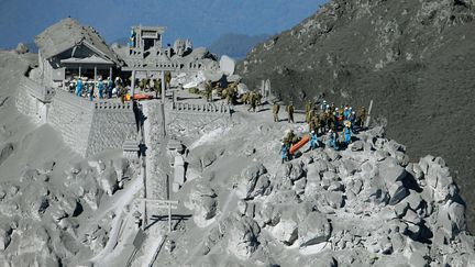 Des sauveteurs participent aux op&eacute;rations de recherche, le 29 septembre 2014, apr&egrave;s l'&eacute;ruption du volcan Ontake, au Japon. (KYODO / REUTERS)