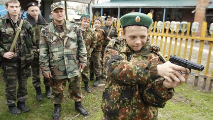 Un &eacute;l&egrave;ve de l'&eacute;cole&nbsp;General Yermolov Cadet s'entra&icirc;ne au maniement des armes &agrave;&nbsp;Sengileyevskoye (Russie), le 13 avril 2014. Cette &eacute;cole int&egrave;gre au programme classique un enseignement militaire et patriote/ (EDUARD KOMIYENKO / REUTERS)