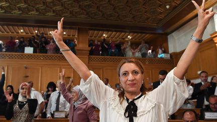 Souad Abderrahim, candidate du parti islamiste&nbsp;Ennahdha, remporte les municipales à Tunis, en Tunisie, mardi 3 juillet 2018.&nbsp; (FETHI BELAID / AFP)