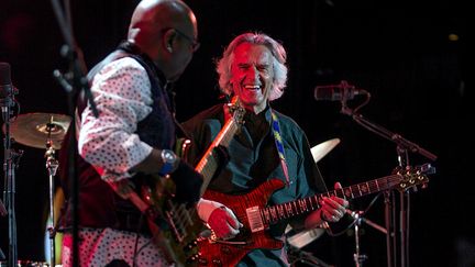 John McLaughlin et le bassiste Etienne Mbappe, Jazz à Vienne le 7 juillet 2016
 (Jean-François Lixon)