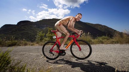 Chris Froome pose nu sur son vélo pour The Times.