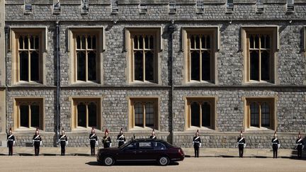 La reine Elizabeth II a participé à la procession dans une Bentley royale. (ADRIAN DENNIS / POOL / AFP)