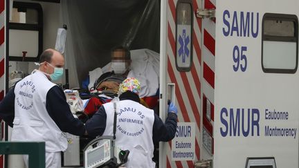 Un patient est transporté en ambulance vers l'hôpital Lariboisière (Paris), le 2 avril 2020. (LUDOVIC MARIN / AFP)