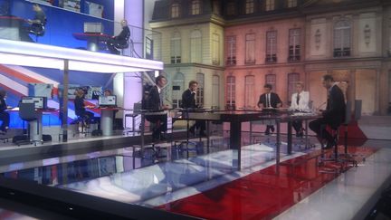 David Pujadas, Elise Lucet, Laurent Delahousse, Fabien Namias et Brice Teinturier sur le plateau (JM/FTV)