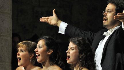 Le maestro argentin Leonardo Garcia Alarcon et trois des chanteuses de l'opéra "Il Diluvio universale", à Lyon pour la première fois avant la suite de sa tournée jusqu'en Amérique du Sud.
 (CCR Ambronay B. Pichene)