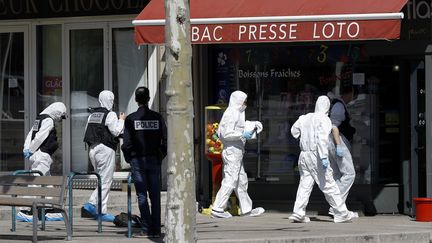 Des membres de la police technique et scientifique entrent dans un commerce visé par une attaque terroriste, le 4 avril 2020, à Romans-sur-Isère (Drôme). (MAXPPP)