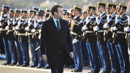 Emmanuel Macron, le 19 janvier 2017, à Toulon (Var), lors de ses vœux aux armées. (ANNE-CHRISTINE POUJOULAT / AFP)