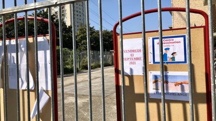 Le centre de vaccination est indiqué dès l'entrée du lycée Michel-Ange à Villeneuve-la-Garenne.&nbsp; (NOEMIE BONNIN / RADIO FRANCE)