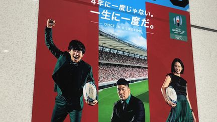 Une affiche pour la Coupe du monde de rugby dans une rue de Tokyo (FANNY LECHEVESTRIER / FRANCEINFO / RADIO FRANCE)