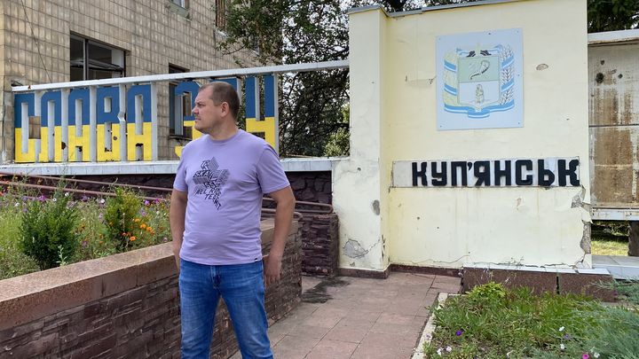 Vitaliï Sayapin, chef de l'administration militaire locale, dans les rues de Koupiansk (Ukraine), le 2 septembre 2023. (FABIEN MAGNENOU / FRANCEINFO)