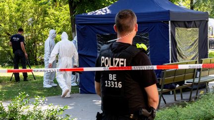 Les&nbsp;experts médico-légaux de la police rassemblent des preuves, le 23 août 2019, sur le site d'une scène de crime dans un parc de Berlin (Allemagne), où un homme d'origine géorgienne a été abattu. (CHRISTOPH SOEDER / DPA / AFP)