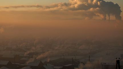 pour le soutien et la mise en place de projets visant à la réduction de la pollution. Comme le précise le site Perspective monde, la Mongolie a annoncé lors de la COP 21 en 2015 qu'elle contribuera à lutter contre les changements climatiques en réduisant de 14% ses émissions de gaz à effet de serre d'ici à 2030. Le pays s’est engagé aussi à accroître l'électricité renouvelable, réduire les pertes de transmission d'électricité et diminuer les pertes de chaleur provenant des immeubles. (Rentsendorj Bazarsukh/REUTERS)