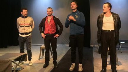  Benjamin Kühn, Bob Levasseur, Simon Larvaron et Mathias Minne dans "Le Monte-plats" d'Harold Pinter au Lucernaire (2018)
 (Y. P.)