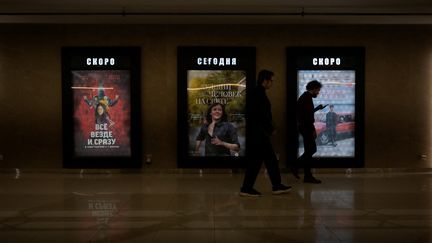 Officiellement, pas de films américains à l'affiche en Russie. Mais sous le coude, des copies illégales sont diffusées dans la plus grande hyprocrisie (photo d'illustration). (NATALIA KOLESNIKOVA / AFP)