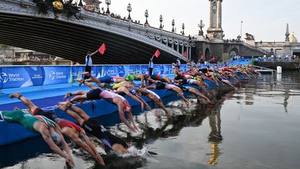 L'épreuve de natation du triathlon masculin lors du test event pour les JO de Paris, le 17 août 2023. (BERTRAND GUAY / AFP)