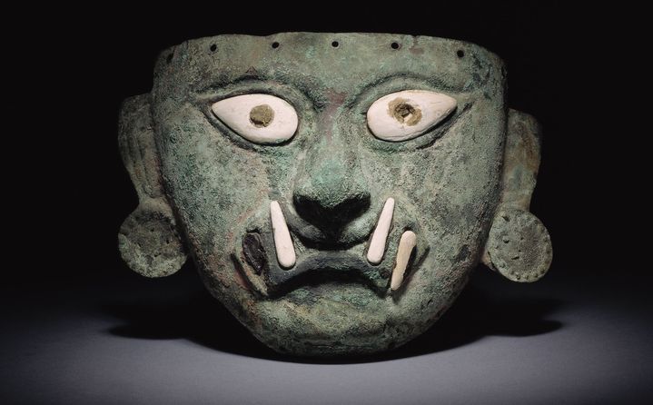 Masque funéraire représentant le visage d’Ai Apaec, Culture Mochica100 - 800 apr. J.-C., Cuivre et coquillage de Strombus, Côte nord (© Musée Larco, Lima-Pérou)