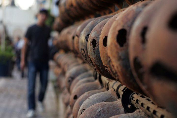 Une sculpture de casques dans un palais détruit à Benghazi (septembre 2012)
 (Abdullah Doma / AFP)