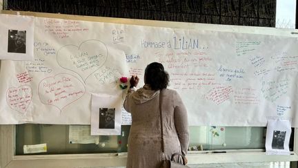 Ses amis, collègues et des anonymes ont écrit des mots à l'entrée de la mairie à Grenoble en hommage à Lilian Dejean. (JULIEN BALIDAS / RADIO FRANCE)