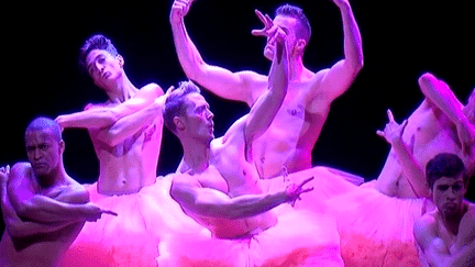 Un spectacle décalé, plein d'humour grâce aux 6 danseurs de "Chicos Mambos"
 (F3/culturebox)