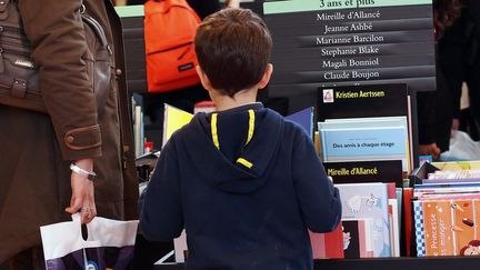 Un enfant au salon du Livre à  Paris (2014)
 (Bruno LEVESQUE / MAXPPP)